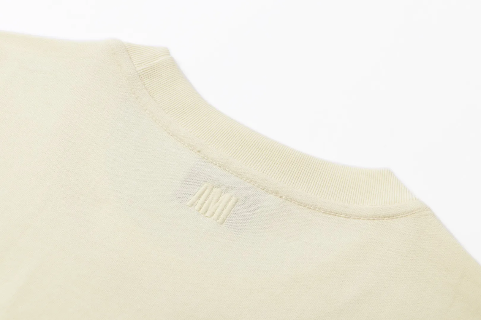 Style No.: A 007# P57 Ami 2026 Spring/Summer New Arrival T-shirt Short Sleeve The workmanship of this chapter is extremely cumbersome and complex. It uses water-soluble polyester and water-soluble thread to start the pattern, dye it, then air-dry, shape it, and then laser process the details. The process takes a long time, which distinguishes it from the junk version of the leaky bottom fabric on the market. We completely restore the correct version of the official website 1:1, with high-weight fabrics, synchronized detail routing, and restored official website letter embroidery, which is the only correct version on the entire network. Color: Apricot Red Black Red White Red Navy Blue Gray Apricot Black Sizes: S-XL